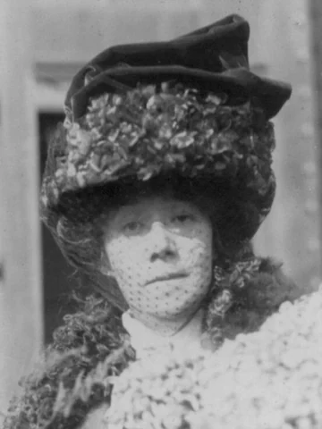 Yei Theodora Ozaki con sombrero adornado y velo, en una fotografía de 1910.